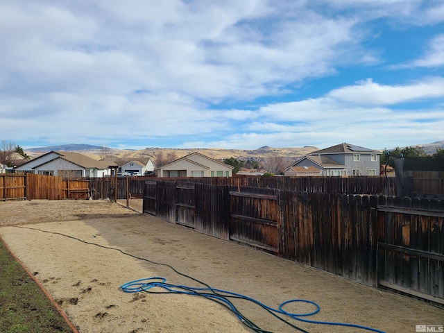 view of yard featuring a mountain view