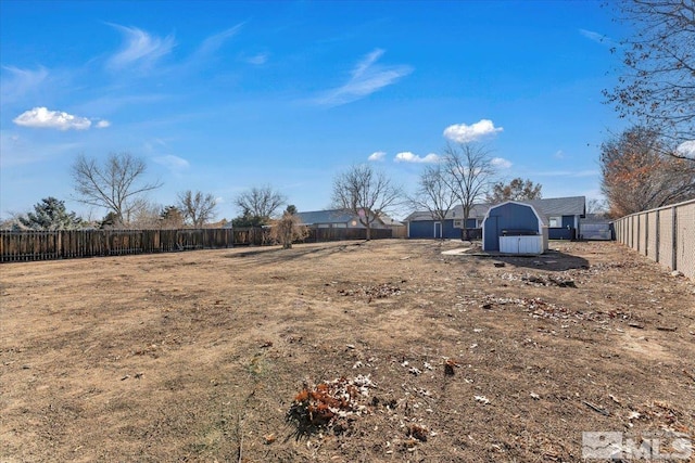 view of yard featuring a storage unit