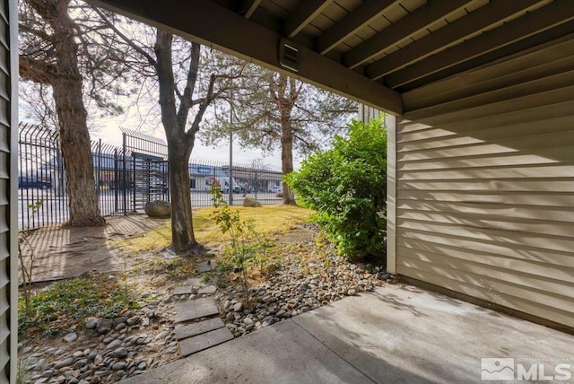 view of yard featuring a patio area