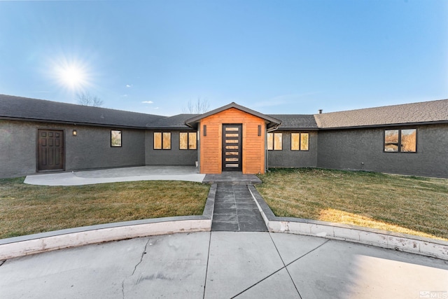 view of front of property with a front lawn