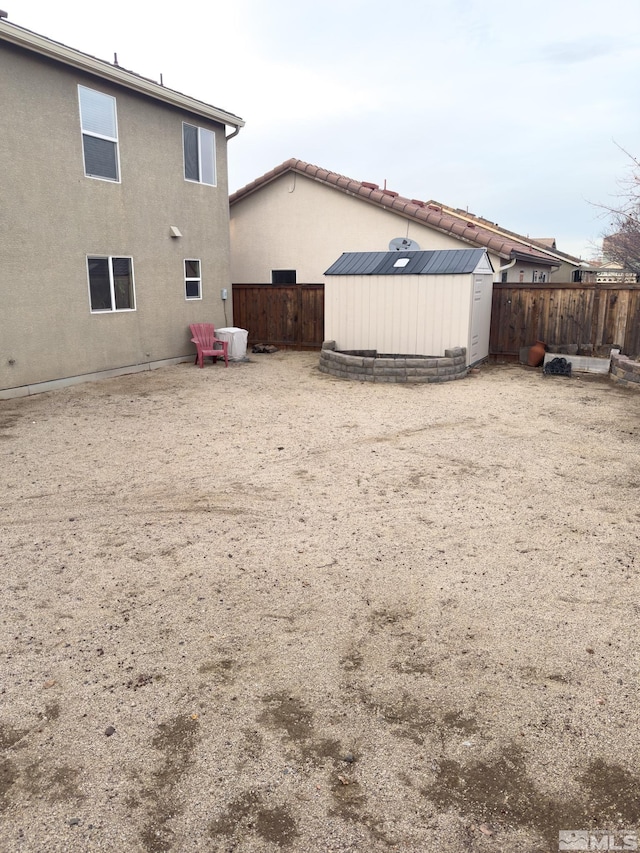 view of yard featuring a shed