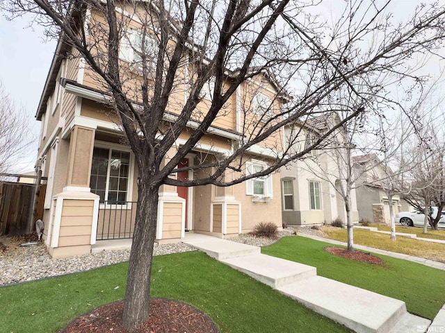 view of front of property featuring covered porch and a front yard