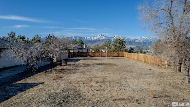 view of yard featuring a mountain view