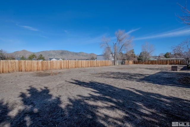 view of yard featuring a mountain view