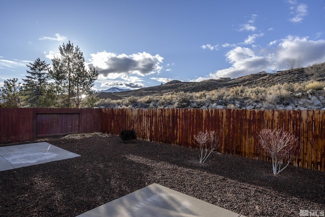 view of yard featuring a mountain view