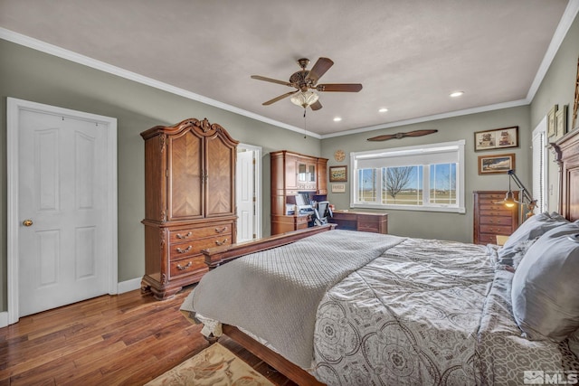 bedroom featuring dark hardwood / wood-style floors, ceiling fan, and crown molding