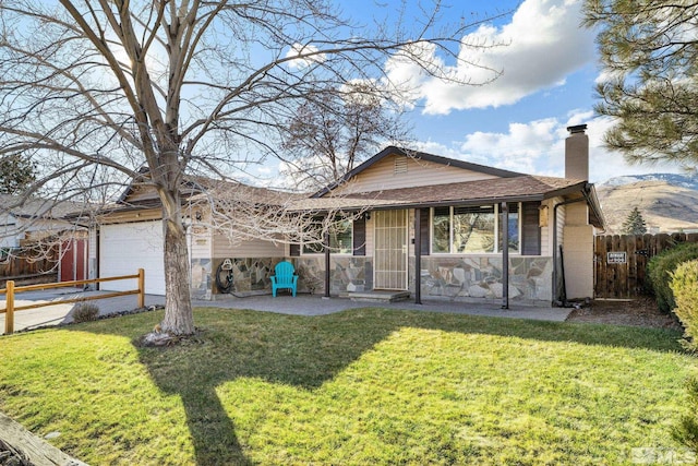 view of front of property featuring a front yard and a garage