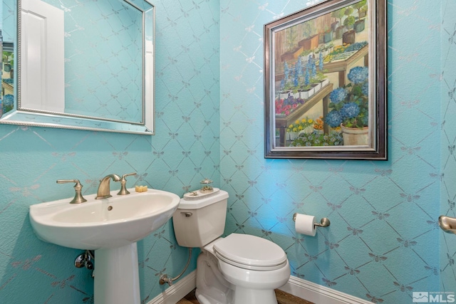 bathroom featuring toilet and sink