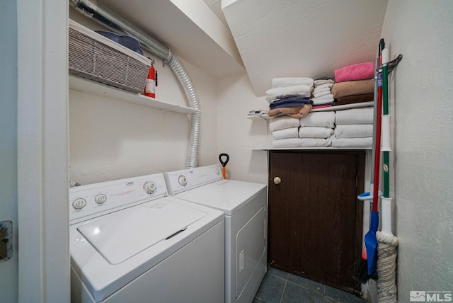 washroom featuring dark tile patterned floors and independent washer and dryer