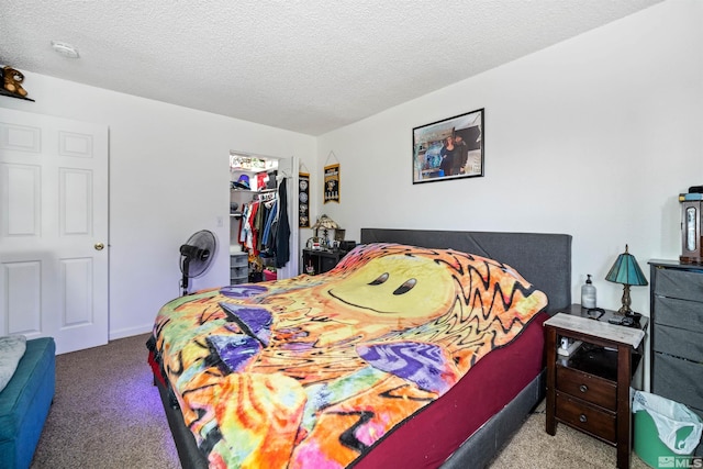 bedroom featuring carpet, a textured ceiling, a walk in closet, and a closet