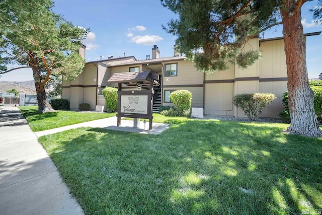 view of front of property with a front yard