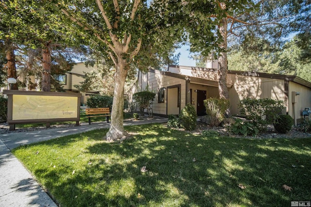 view of front of home featuring a front lawn