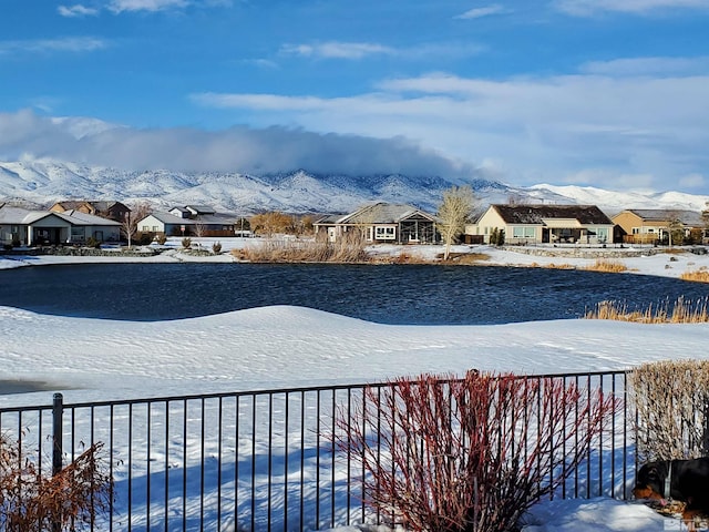 water view featuring a mountain view