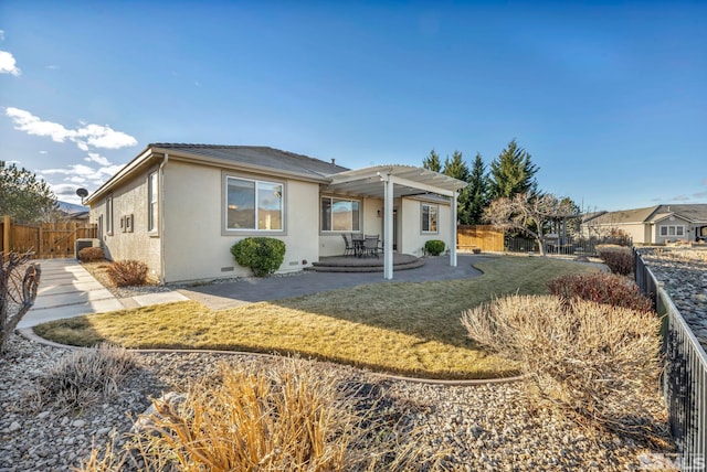 view of front of house featuring a pergola, a patio, and a front yard