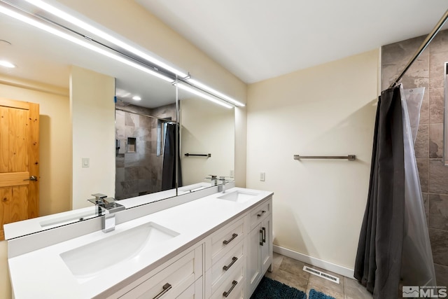 bathroom featuring a shower with shower curtain and vanity