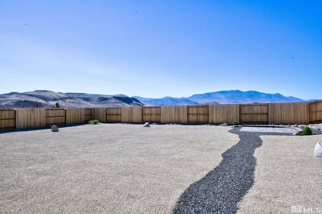 view of yard featuring a mountain view