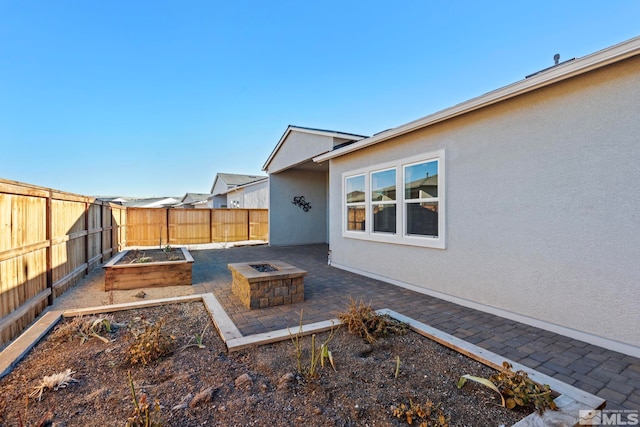 view of yard featuring a fire pit