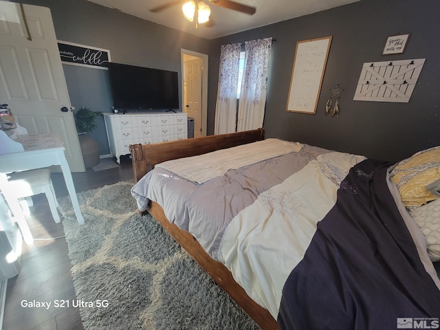 bedroom with ceiling fan