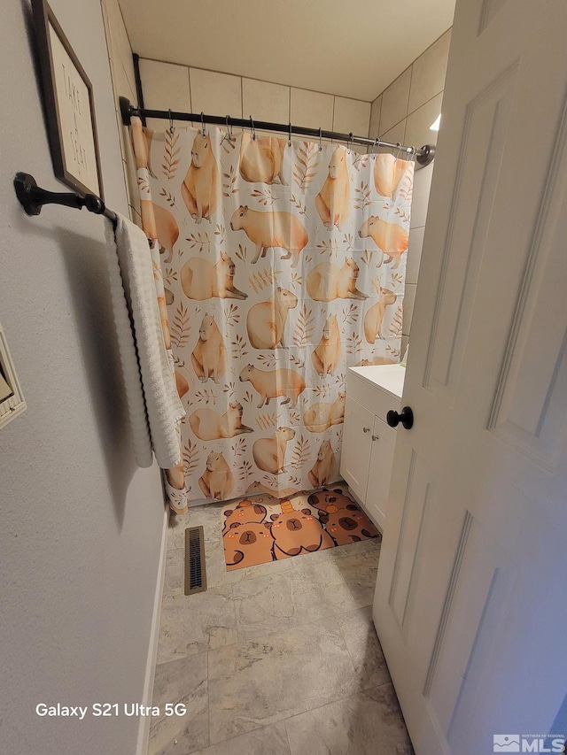 bathroom with a shower with curtain and vanity