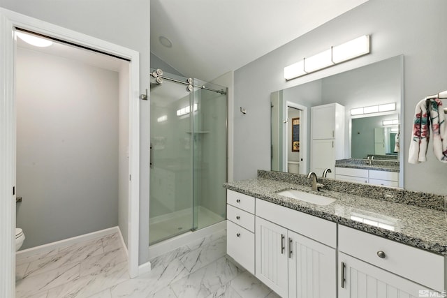 bathroom featuring a shower with door, vanity, vaulted ceiling, and toilet