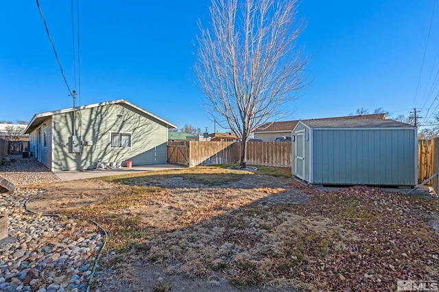 view of yard featuring a shed