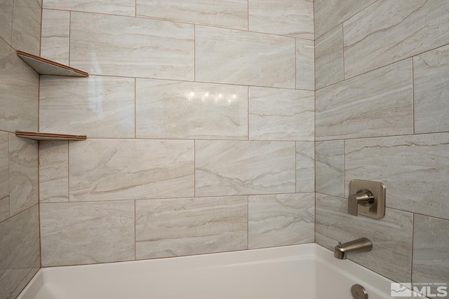 bathroom featuring tiled shower / bath combo