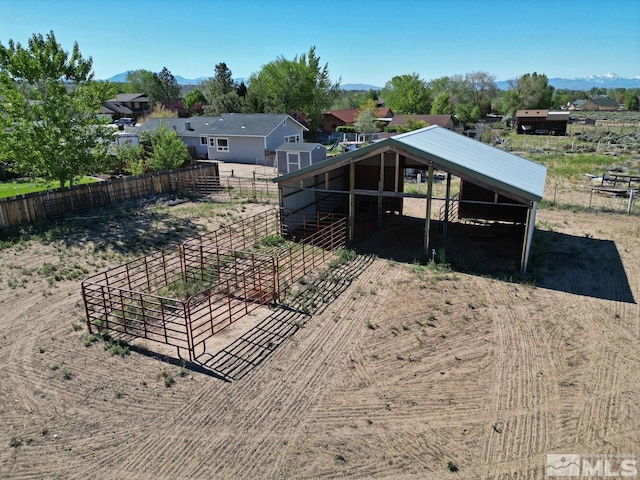 view of yard featuring a mountain view and an outdoor structure