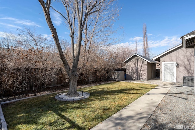 view of yard featuring a storage shed