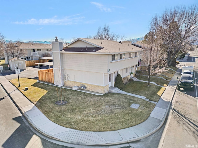 view of front of home featuring a shed and a front yard