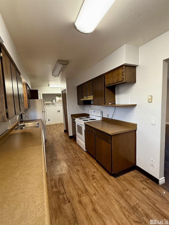 kitchen featuring light wood-type flooring, electric stove, a textured ceiling, and dark brown cabinetry