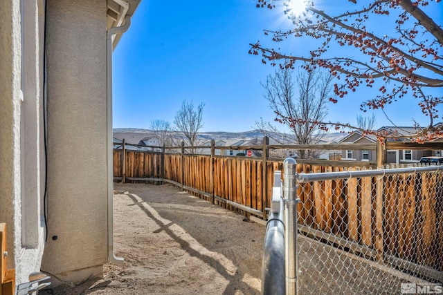 view of yard featuring a mountain view