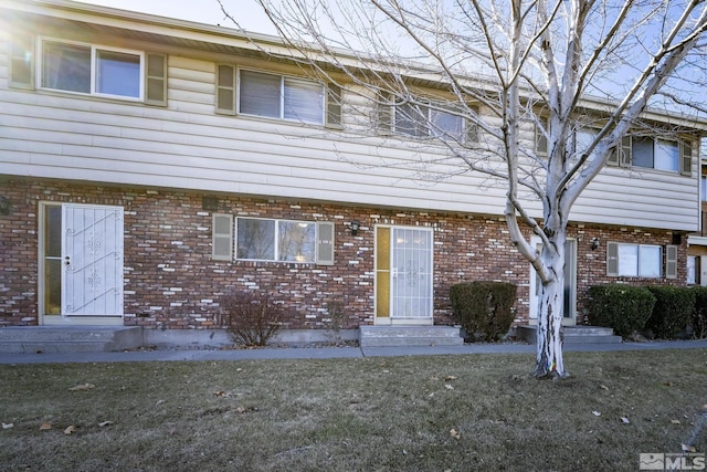 view of front of property with a front yard