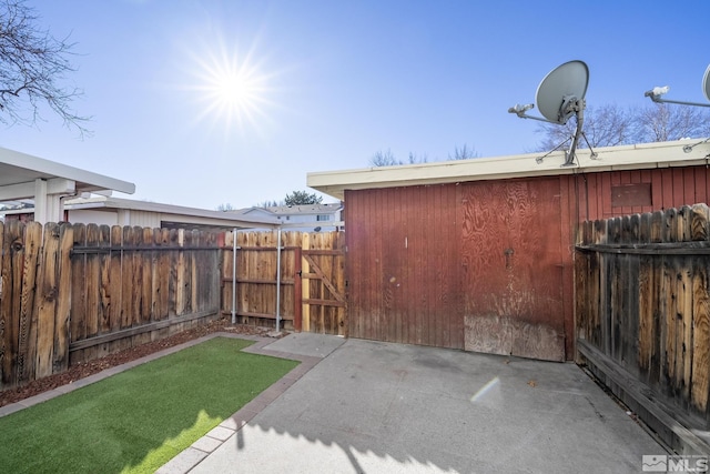 view of yard featuring a patio