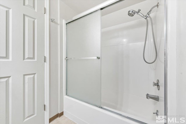 bathroom with enclosed tub / shower combo