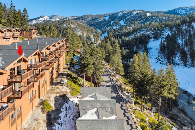 bird's eye view with a mountain view