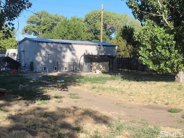 view of yard featuring an outdoor structure