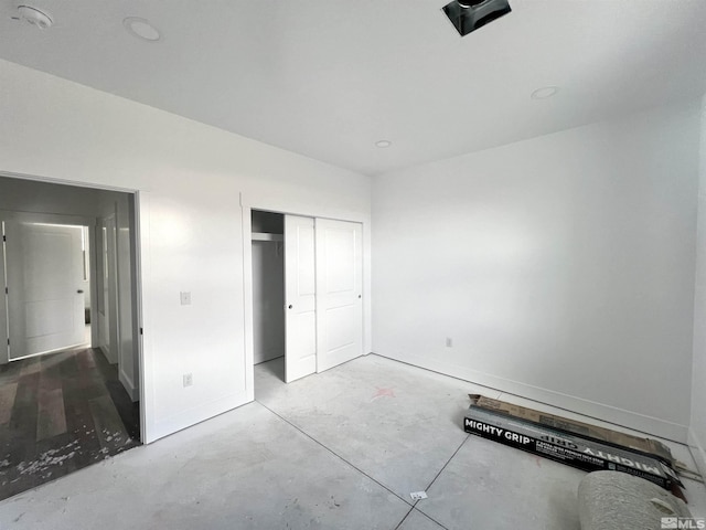 unfurnished bedroom featuring a closet