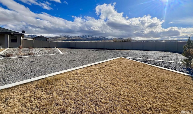 view of yard featuring a mountain view