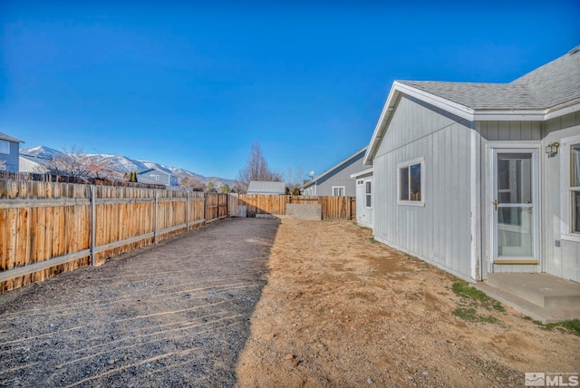 view of yard featuring a mountain view