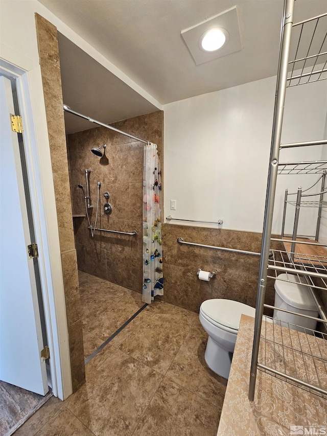 bathroom with tile walls, a shower with shower curtain, and toilet