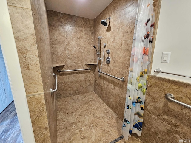 bathroom featuring a shower with shower curtain