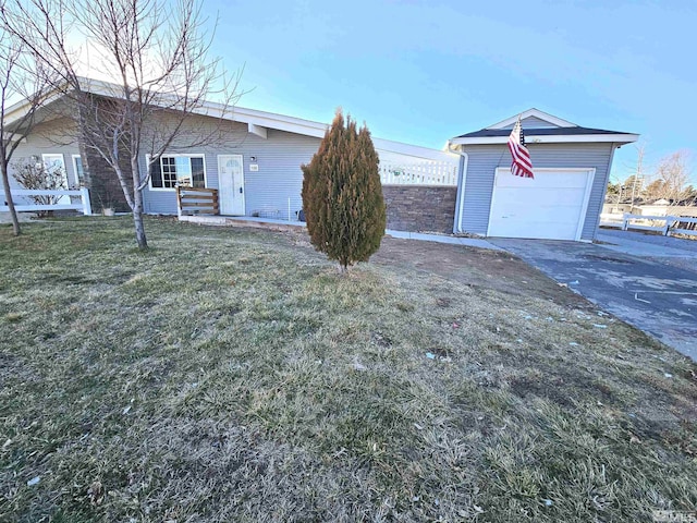 single story home with a front lawn