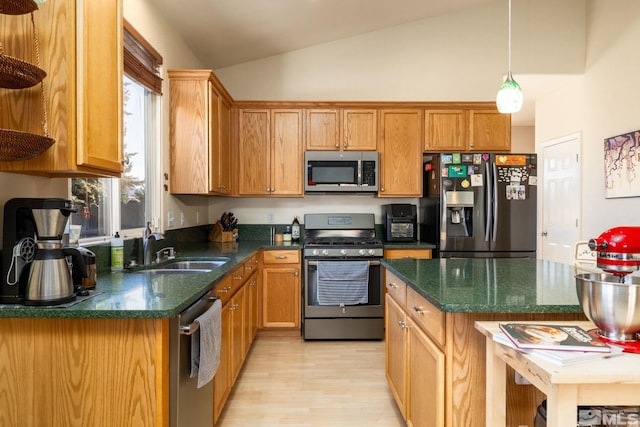 kitchen featuring a center island, stainless steel appliances, lofted ceiling, light wood-type flooring, and sink