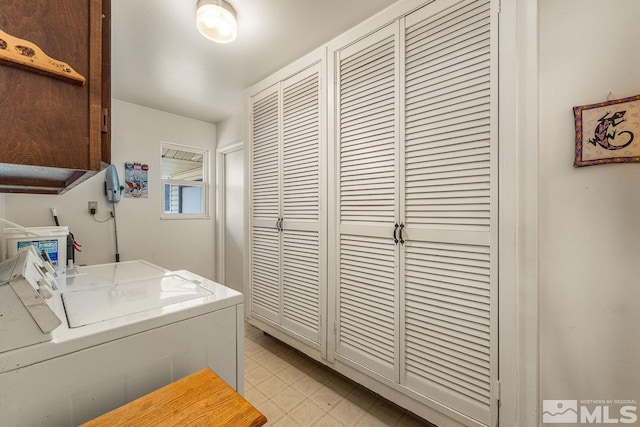 laundry area featuring cabinets and washing machine and clothes dryer