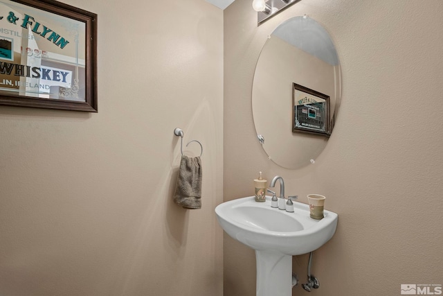 bathroom featuring sink