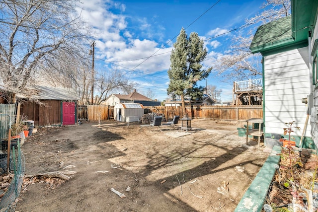 view of yard featuring a storage shed