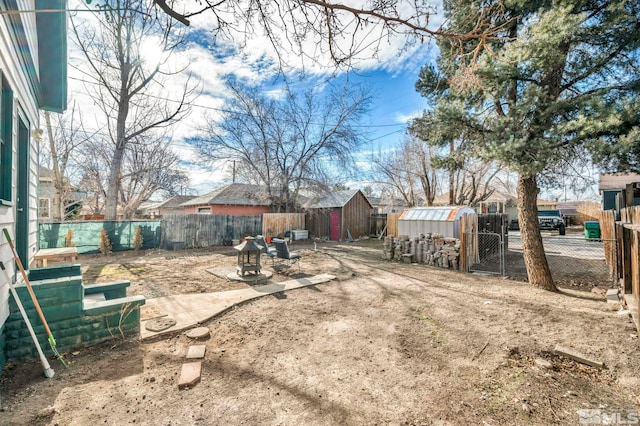 view of yard with a storage shed