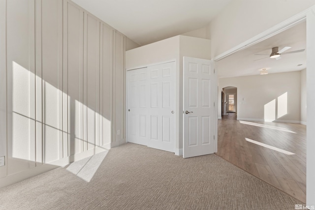 carpeted empty room featuring ceiling fan