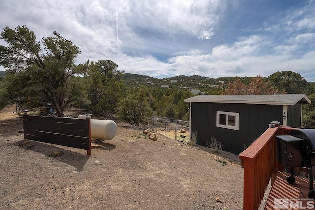 view of yard with an outbuilding