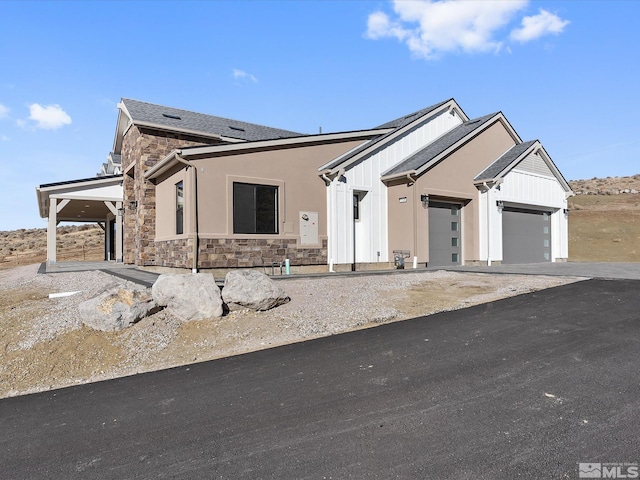 view of front facade featuring a garage